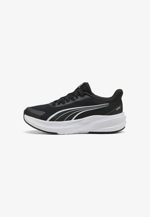 Chaussure de course noire et blanche avec une semelle blanche épaisse, une tige en mesh, des lacets noirs et un design de bandes blanches incurvées sur le côté.