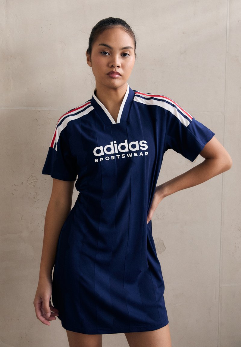 adidas Sportswear TIRO CUT STRIPES TSHIRT DRESS - Jerseyklänning - team navy blue/white/better scarlet