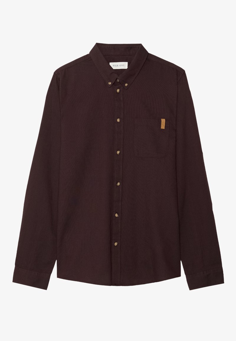 Chemise à manches longues bordeaux avec boutons. Fabriquée en tissu texturé avec une poche et un accent de label marron. Présente des boutons dorés et un col classique.