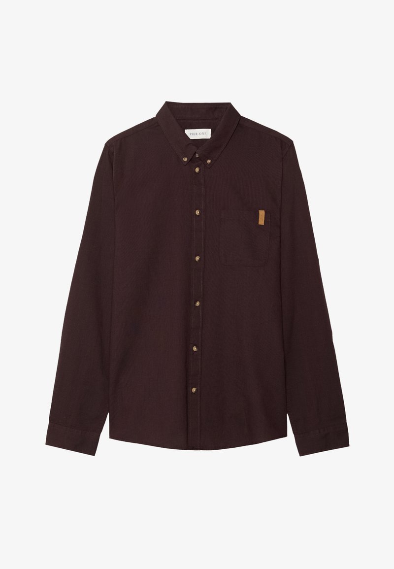 Chemise à manches longues bordeaux avec boutons. Fabriquée en tissu texturé avec une poche et un accent de label marron. Présente des boutons dorés et un col classique.