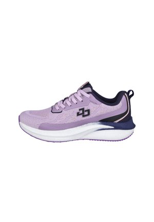 Zapatilla deportiva morada con una parte superior de malla texturizada, media suela blanca y acentos azul oscuro. Presenta cordones y una lengüeta en el talón.