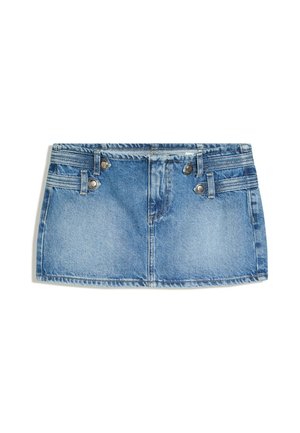 Blauwe denim minirok met knoopdetails aan de zijkant en horizontale naden op een witte achtergrond.