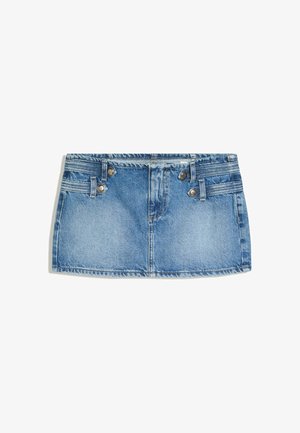 Blauwe denim minirok met knoopdetails aan de zijkant en horizontale naden op een witte achtergrond.