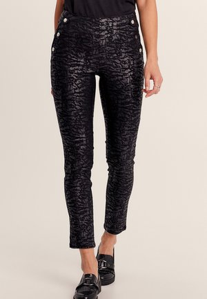 Schwarze gemusterte Hose mit schlanker Passform, aus strukturiertem Stoff, mit dekorativen Knöpfen am Bund und mittelhohem Schnitt.