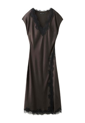 Robe marron foncé sans manches avec un galon en dentelle noire le long du décolleté en V, des côtés et de l'ourlet, en tissu lisse et fluide.