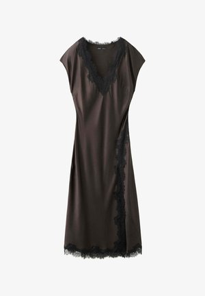 Robe marron foncé sans manches avec un galon en dentelle noire le long du décolleté en V, des côtés et de l'ourlet, en tissu lisse et fluide.