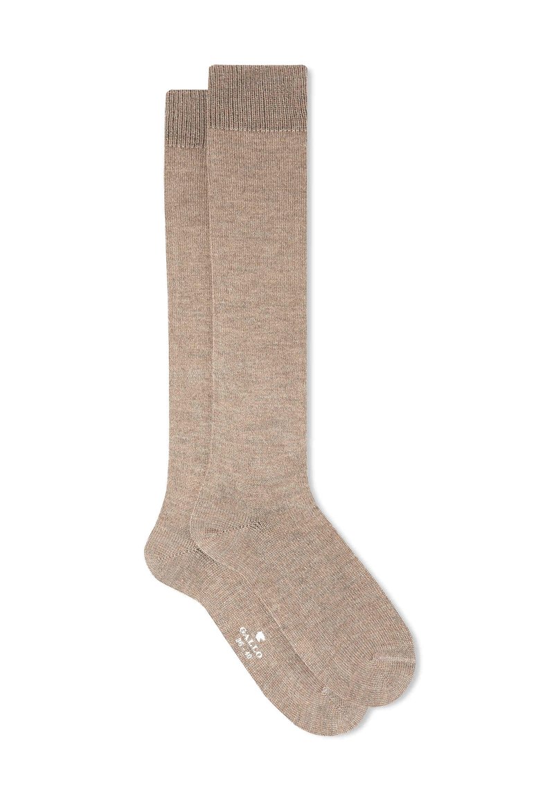 Calze beige al ginocchio con una morbida texture a maglia, risvolto a coste a contrasto in cima e una soletta liscia e senza cuciture.