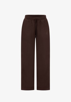 Pantalon de survêtement marron foncé à jambes larges avec ceinture élastique et cordon de serrage, orné d'un détail brodé subtil sur la cuisse gauche.