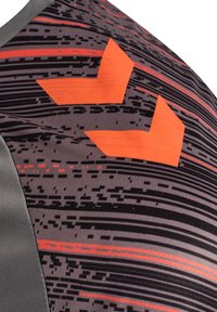 Camicia a maniche corte nera e grigia con un motivo testurizzato. Presenta accenti geometrici arancioni e un tessuto morbido.