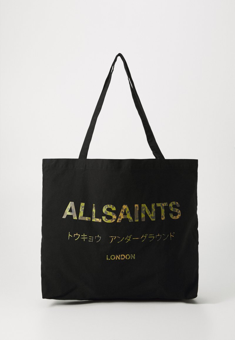 Čierna plátenná taška s dlhými popruhmi, na ktorej je text "ALLSAINTS" v mnohobarevnom, maskáčovom písme a "LONDON" v zlate pod ním.