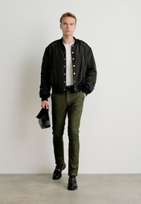 Calvin Klein MODERN SLIM - Chino hlače - dark olive