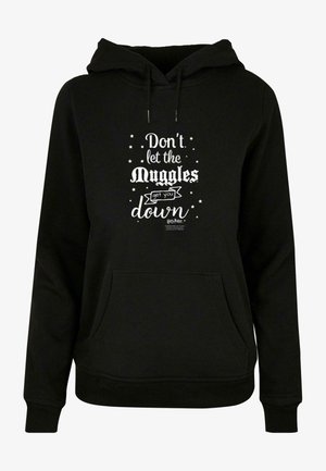 Czarna bluza z kapturem z przednią kieszenią, z białym napisem "Nie daj się zdołować Mugolom" oraz dekoracyjnymi gwiazdkami.