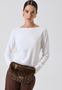 Borsetta a tracolla in finta pelliccia marrone con una texture a righe e dettagli in ottone, dotata di chiusura con zip e un discreto logo.