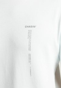 CHASIN' SLASH - Marškinėliai su spaudiniu - light blue