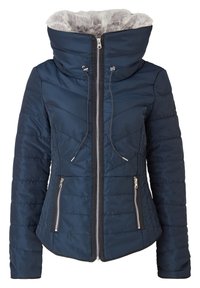 Námořnicky modrá prošívaná bunda s vysokým límcem, umělým kožíškem uvnitř, předním zipem, nastavitelnými šňůrkami a zipovými bočními kapsami.