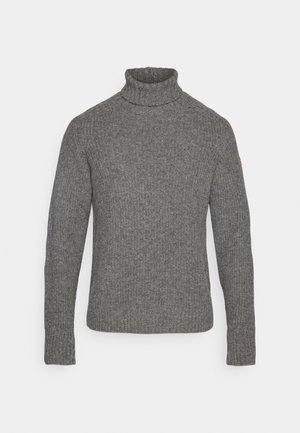 Grå strikket højhalset sweater med lange ærmer og en ribbet tekstur. Har en lille detalje nær skulderen.