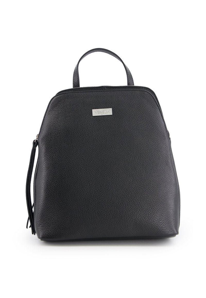 Černá texturovaná kožená kabelka s horní rukojetí, stříbrnou nášivkou s logem "Venezia" a bočním zipem s třásní.