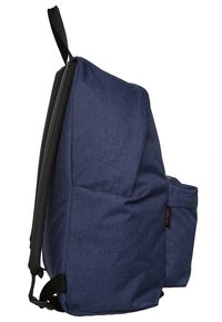 Mochila azul marino con un tejido texturizado, forma contorneada, bolsillo lateral y correas ajustables. Diseño robusto adecuado para el uso diario.