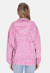 Różowa kurtka z kapturem w panterkę z jasnoniebieskimi akcentami, z elastycznymi mankietami i luźnym krojem. Materiał teksturowany o gładkim wykończeniu.