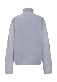 Siv sveter z visokim ovratnikom, sproščenega kroja, z rebrastimi manšetami in gladko teksturo. Na levem rokavu je subtilen vzorec napisa.