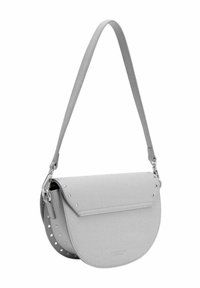 Sac bandoulière synthétique gris à forme arrondie, fermeture à rabat plat, clous argentés et sangle ajustable. Texture lisse avec un design minimaliste.