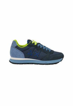 Sneaker blu navy e azzurro con fodera interna gialla, lacci blu e gialli e ricamo geometrico sul lato, vista dal profilo sinistro.
