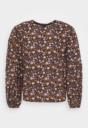 Květinová blůza s černým pozadím, zdobená malými barevnými květy. Dlouhé nařasené rukávy a kulatý výstřih s jemným nařasením.