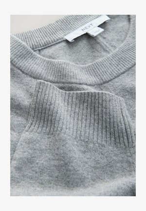 Grijze trui met een geribde halslijn en eenTextuur patchzak, gemaakt van zachte stof met een gladde afwerking.