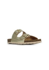 Sandal in metallo dorato con doppi cinturini regolabili, soletta in sughero e suola in gomma texturizzata. Design aperto per una migliore traspirabilità.