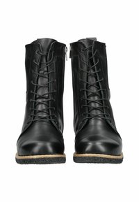 Botas de cuero negras hasta el tobillo con un diseño elegante, que cuentan con cordones frontales y cremalleras laterales. La suela es texturizada con una base de goma plana.