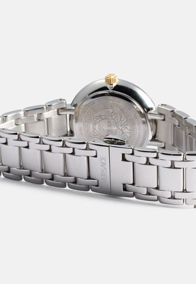 Orologio in acciaio inox argentato con cassa circolare lucida, corona dorata e bracciale a maglie; presenta una medaglia incisa sul retro.