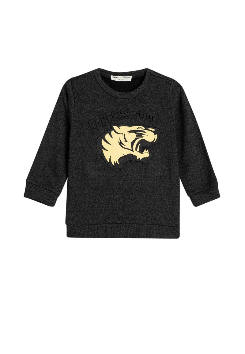Sudadera gris de manga larga, con un estampado texturizado de "Fearless Soul" y un gráfico de un tigre dorado en la parte frontal. Tela suave, diseño de cuello redondo.