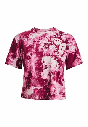 Tričko s krátkým rukávem a kulatým výstřihem s růžovým a bílým tie-dye vzorem, volný střih, zobrazené na bílém pozadí.