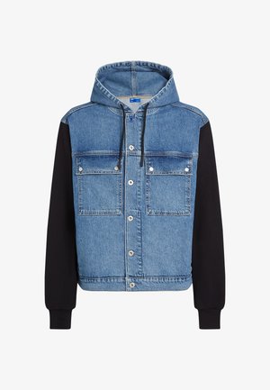 Jachetă din denim cu partea superioară albastră, mâneci negre, glugă, închidere cu capse și două buzunare pe piept. Textură moale pe întreaga suprafață.