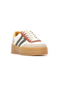 Sneaker con una parte superiore in tessuto bianco, accenti oliva e ruggine, camoscio beige e una robusta suola in gomma marrone chiaro. Presenta lacci bianchi e dettagli del logo in oro.