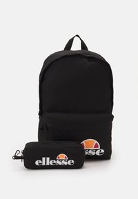Sac à dos noir en nylon avec une texture lisse, doté d'une poche zippée à l'avant et d'un petit étui à crayons amovible, tous deux marqués du logo "ellesse."