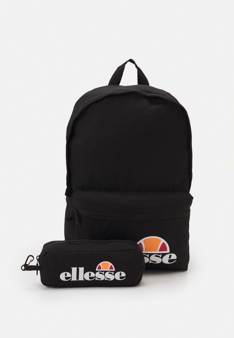 Sac à dos noir en nylon avec une texture lisse, doté d'une poche zippée à l'avant et d'un petit étui à crayons amovible, tous deux marqués du logo "ellesse."