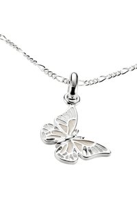 Silberner Schmetterlingsanhänger an einer gewendelten Kette. Der Schmetterling hat ein durchbrochenes Design mit einer glatten inneren Oberfläche und hellen Akzenten.