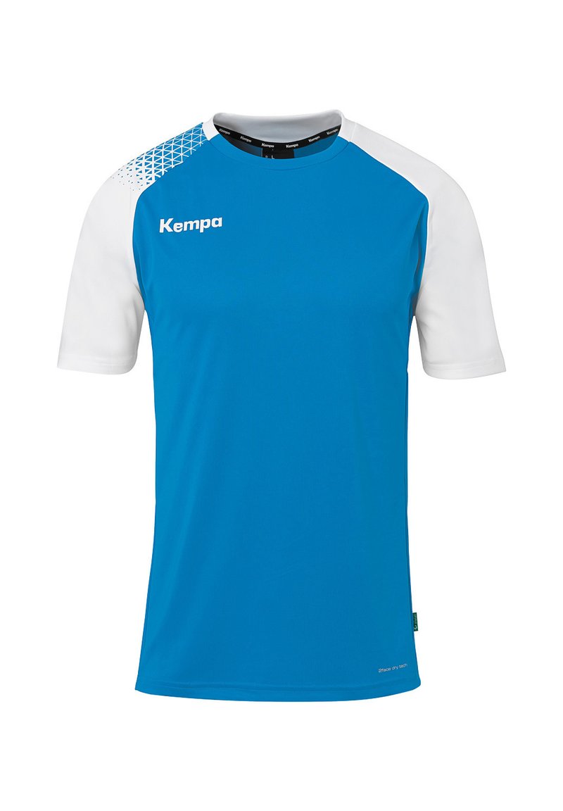 T-shirt de sport bleu à manches courtes avec des manches blanches. Présente un motif triangulaire sur l'épaule gauche. Logo "Kempa" imprimé sur la poitrine.