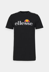 Svart bomulls t-shirt med korta ärmar, med en stor grå "ellesse"-logotyp och en färgglad halvcirkel-design ovanför. Randiga detaljer på axlarna.
