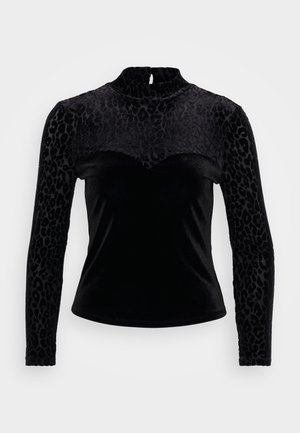 Haut noir à manches longues avec un col montant. Présente un imprimé léopard texturé sur les manches et un corps lisse avec un détail en design festonné.