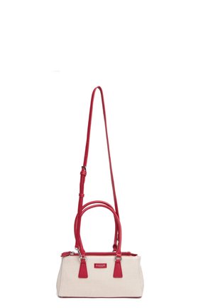 Piccola borsa rettangolare beige con manici rossi, tracolla regolabile, chiusura con cerniera e etichetta del marchio rossa sul davanti.