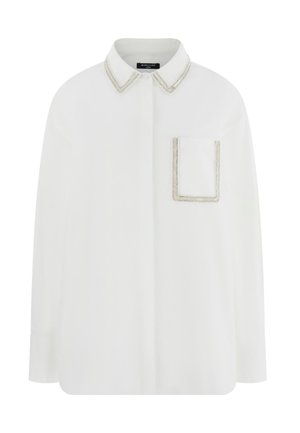Weißes langärmliges Hemd mit spitzem Kragen und Brusttasche, beide mit silbernen Kettendetails eingefasst, durchgehende Knopfleiste.