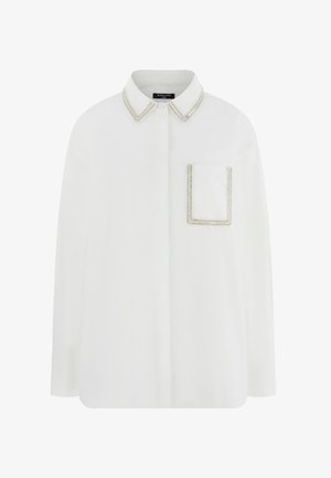 Weißes langärmliges Hemd mit spitzem Kragen und Brusttasche, beide mit silbernen Kettendetails eingefasst, durchgehende Knopfleiste.