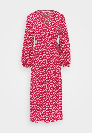 Czerwona, długa sukienka midi z długim rękawem, wzorem białych kwiatów i marszczonymi mankietami, z dekoltem w kształcie litery V i przewiązywanym paskiem w talii.