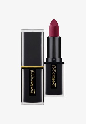 Rossetto in un tubo nero con una base argento lucida. Presenta una punta arrotondata e un colore bacche profondo. Accento dorato sul logo della confezione.