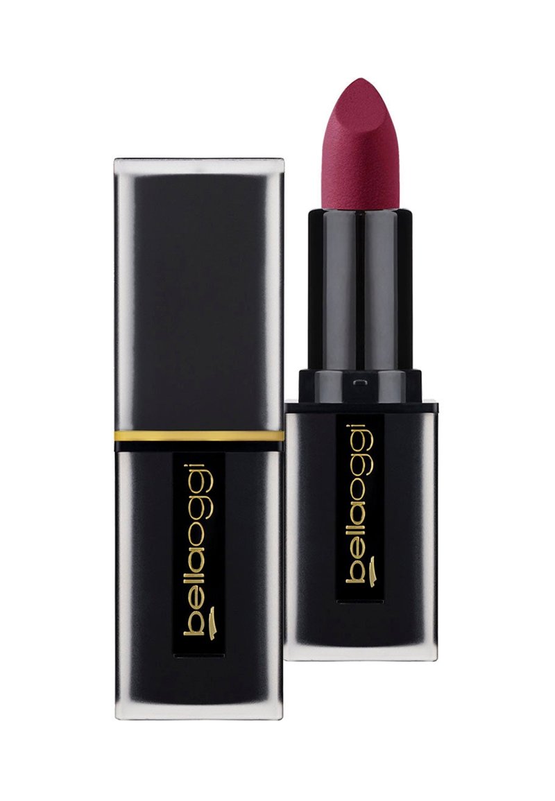 Tubetto di rossetto nero con accenti dorati, dotato di una punta di bullet bordeaux. Texture liscia, forma rettangolare e logo del marchio visibile.