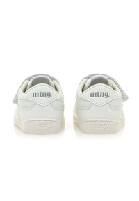 Weiße Sneaker aus glattem Leder mit einem Klettverschluss, gepolstertem Kragen und geprägt "mtng." Logo an der Ferse.