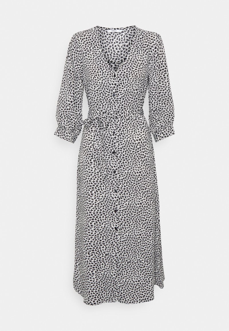 Robe midi à motifs noir et blanc avec manches trois-quarts, col en V, boutons sur le devant et ceinture en tissu assortie à la taille.