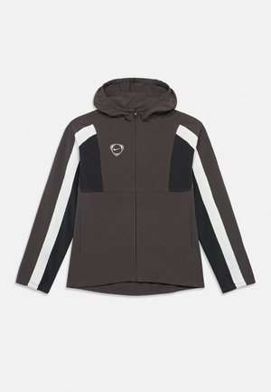 Höövelmust kapuutsiga lukuga jope, millel on valged ja mustad triibud varrukatel ning logo rinnal, laotatud laiali koos pikendatud varrukatega.